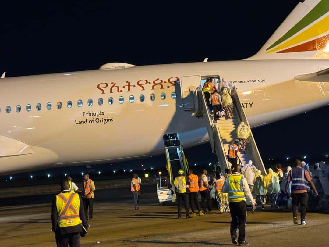 Passagers embarquant dans un avion Ethiopian Airlines de nuit