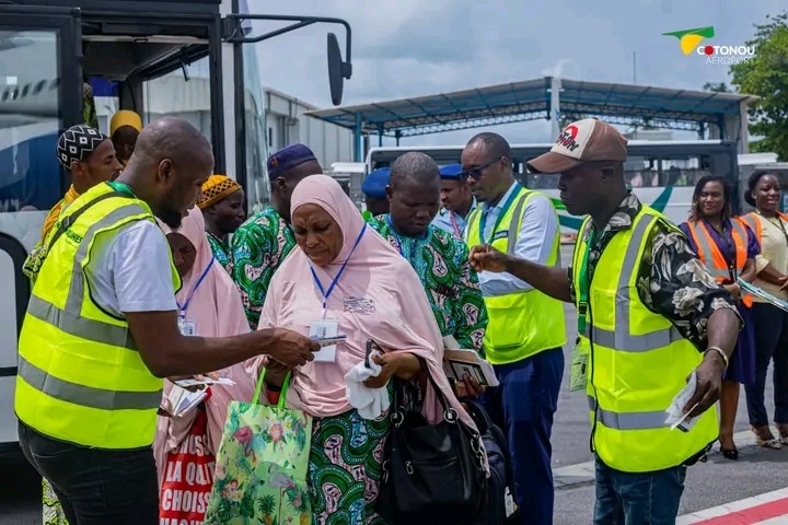 Contrôle de passagers à l'aéroport en extérieur